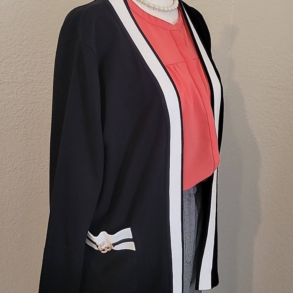 Chic Black and White Knit Sweater - Picture 5 of 6